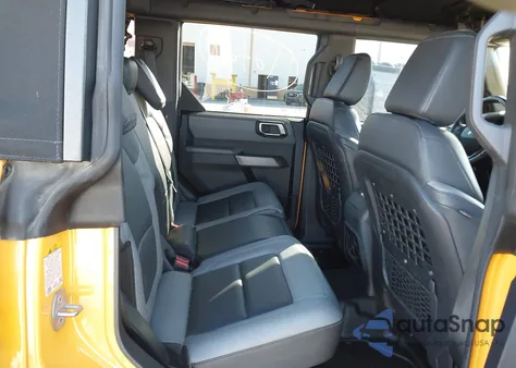 2022 Ford Bronco Black Diamond z USA, uszkodzony, nr VIN 1FMEE5DH3NLB35950